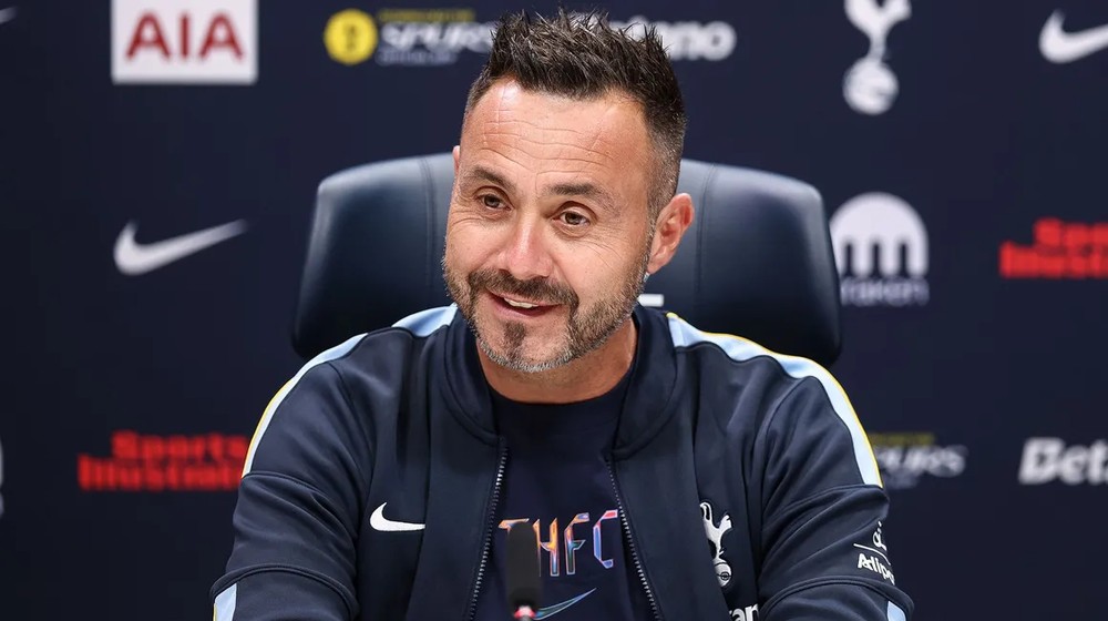 Roberto De Zerbi speaking at a Tottenham press conference