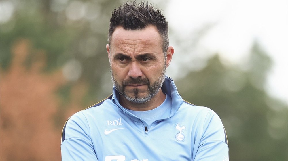 Roberto De Zerbi at Tottenham training