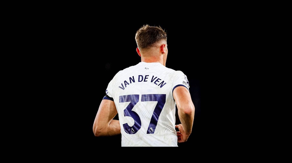 Micky van de Ven from behind, wearing the number 37 Tottenham shirt