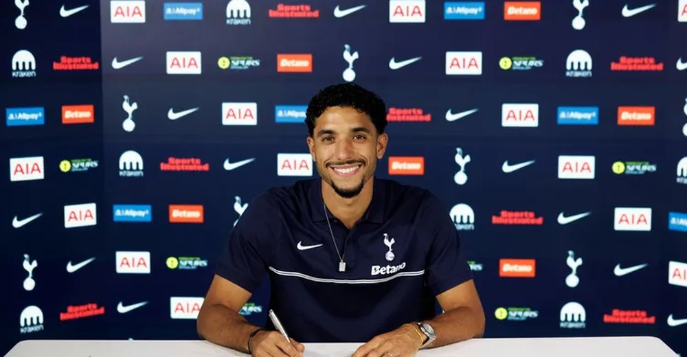 Omar Marmoush signs his contract